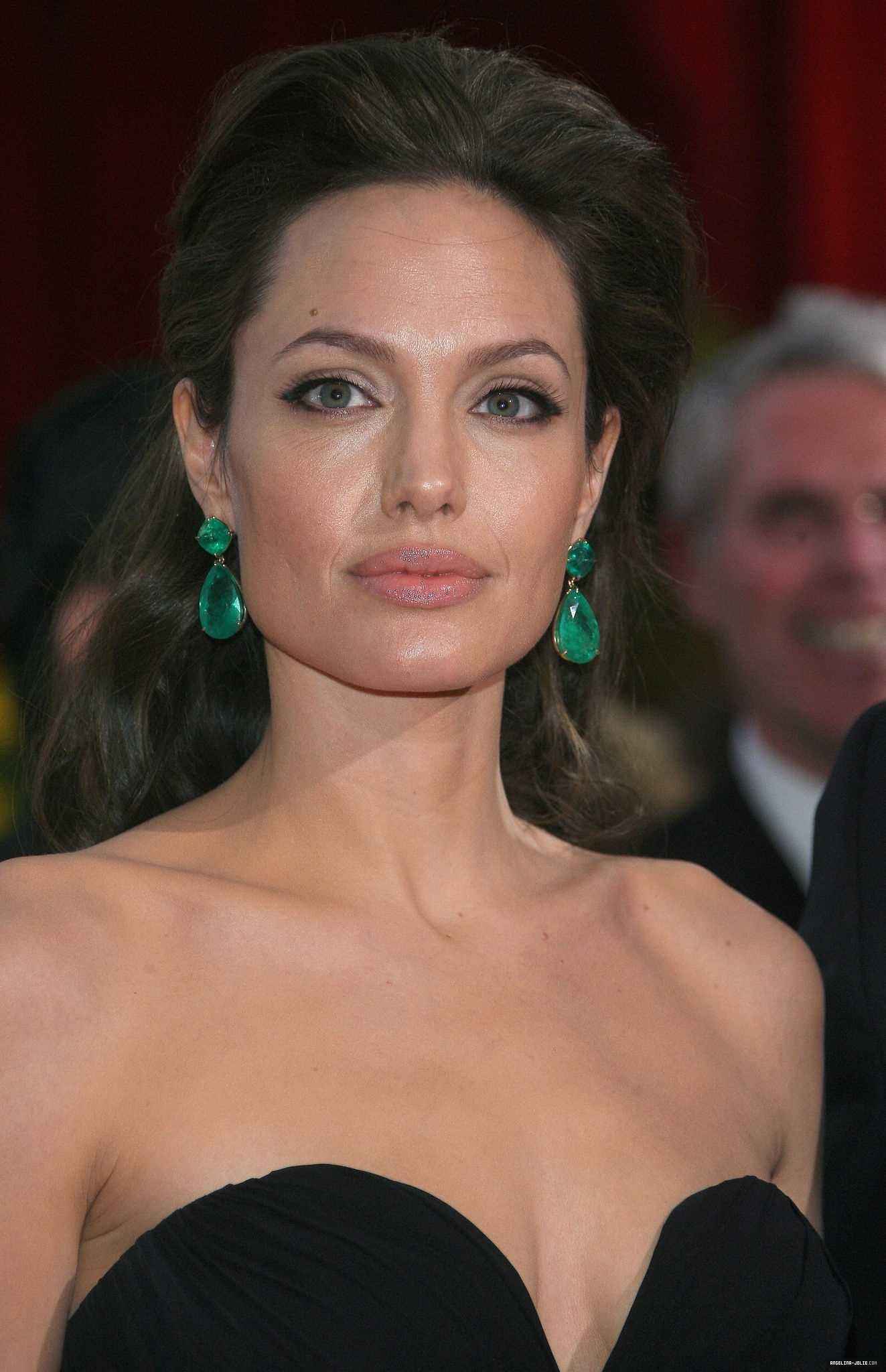 Анджелина Джоли зеленые серьги